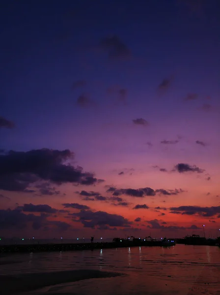 Πολύχρωμο Ηλιοβασίλεμα Στην Παραλία Αντανάκλαση Του Ουρανού Ηλιοβασιλέματος Στο Νερό — Φωτογραφία Αρχείου
