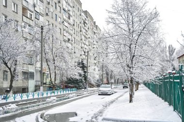 Kar birikintisinin yansıması şehir manzarasını kapladı..
