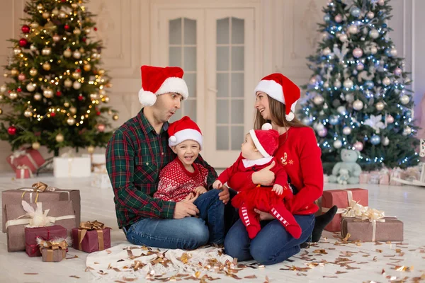 Vánoční Rodina Šťastná Máma Táta Malá Dcera Syn Klobouku Santa — Stock fotografie