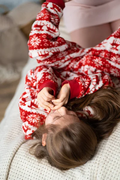 Malá Dívka Červeném Pyžamu Hrát Maminkou Posteli — Stock fotografie