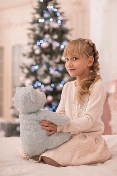 Санта Принес Плюшевого Мишку Маленькой Девочке Рождество — стоковое фото