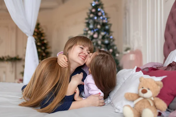 Niña Pasa Tiempo Jugando Con Mamá Mientras Está Acostada Cama —  Fotos de Stock