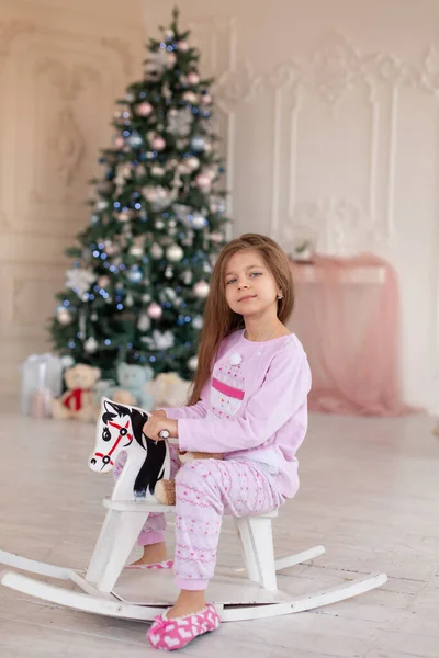 Une Belle Petite Fille Pyjama Rose Réjouit Cheval Bascule Bois — Photo