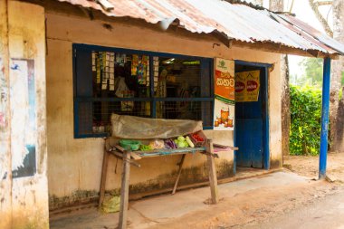 Sri Lanka 'da sınırlı stokları olan fakir bir dükkan. Ufak tefek şeyler. Colombo, Sri lanka - 01.30.2018