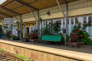 Sri Lanka 'daki tren istasyonu. Treni bekleyen yolcular. Colombo, Sri lanka - 02.03.2018