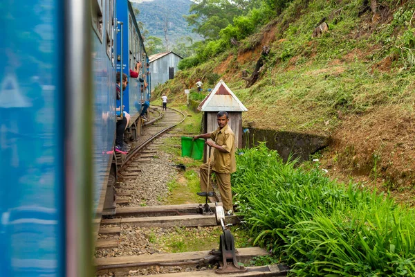 Viajando Por Isla Sri Lanka Tren Residentes Locales Largo Del — Foto de Stock