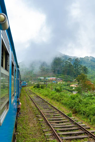 Путешествие Общественном Поезде Острову Шри Ланка Поезд Проходит Через Горы — стоковое фото