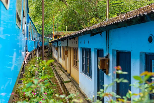 Путешествие Острову Шри Ланка Поезде Жилые Здания Находятся Недалеко Железной — стоковое фото