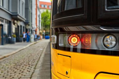 Modern bir tramvayın arka lambasına yakın çekim.