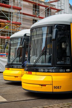 Tramvay terminali. Modern tramvaylar sarıdır. Berlin şehir taşımacılığı. Berlin, Almanya - 05.17.2019