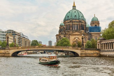 Berlin 'deki tarihi katedral binası. Almanya 'nın simgeleri. Berlin, Almanya - 05.17.2019