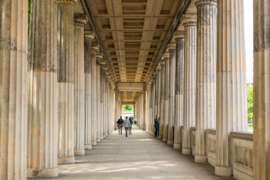 Berlin 'deki Müze Adası' ndaki Alte Nationalgalerisi 'nin dışındaki Colonnade Avlusundaki Doric Sütunları.