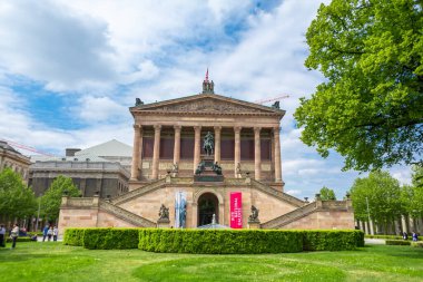 Berlin 'deki eski Ulusal Galeri binası. Berlin, Almanya - 05.17.2019