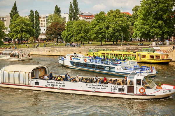 Barco Prazer Com Veranistas Canal Rio Cidade Berlim Alemanha 2019 — Fotografia de Stock
