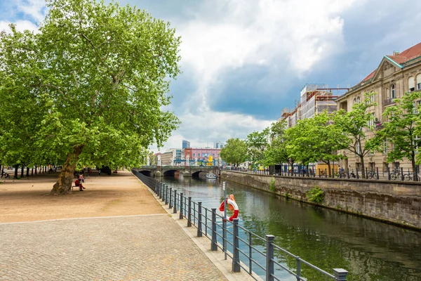 Canal Fluvial Numa Cidade Europeia Grande Dia Ensolarado Para Caminhar — Fotografia de Stock