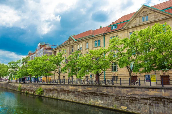 Canal Fluvial Numa Cidade Europeia Grande Dia Ensolarado Para Caminhar — Fotografia de Stock