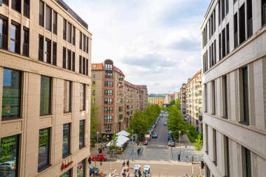 Berlin mimarisi. Şehir caddesi ve modern binalar. Berlin, Almanya - 05.17.2019
