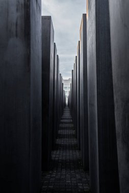 Berlin 'deki Yahudi soykırımının anıtı. Çeşitli yüksekliklerdeki sütunlar.