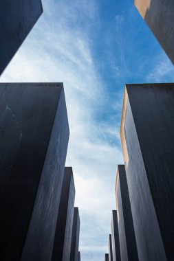 Berlin 'deki Yahudi soykırımının anıtı. Çeşitli yüksekliklerdeki sütunlar.