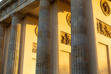 Brandenburg Kapısı 'nın mimarisinin detayları..