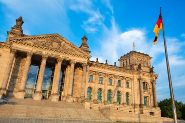 Güneşli bir günde Berlin parlamentosunun inşası. Berlin, Almanya - 05.17.2019