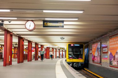 Modern metro. Sarı tren istasyonda. Berlin, Almanya - 05.17.2019