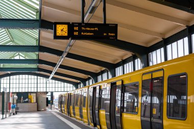 Modern metro. Sarı tren istasyonda. Berlin, Almanya - 05.17.2019