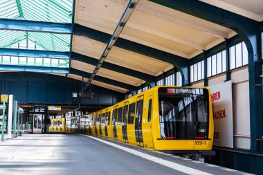Modern metro. Sarı tren istasyonda. Berlin, Almanya - 05.17.2019