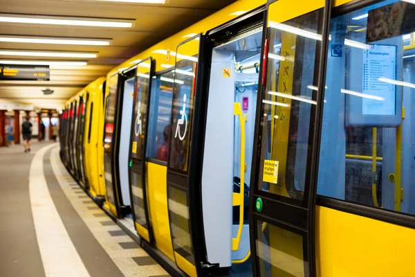 Modern metro. Sarı tren istasyonda..