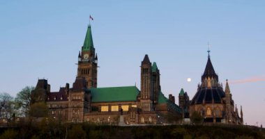 Ottawa 'da Sabah Işığı Altında Kanada Parlamentosu' nun Orta Çekimi