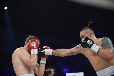 Kiev, Ukrayna - 18 Nisan 2015: Spor, kiev sarayda başlık oleksandr usyk (Ukrayna) ve wbo arası kıta Cruserweight için mücadele sırasında halka Andrey knyazev (Rusya)