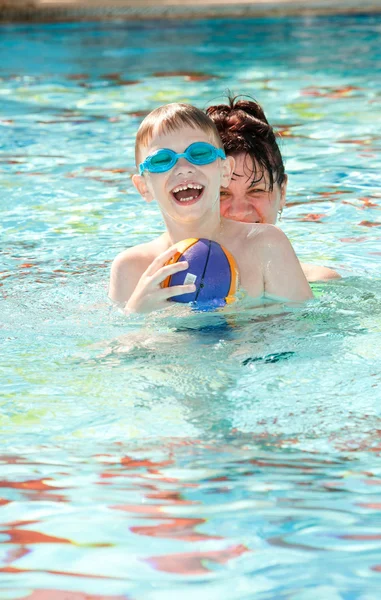 Gelukkig moeder met haar zoon — Stockfoto