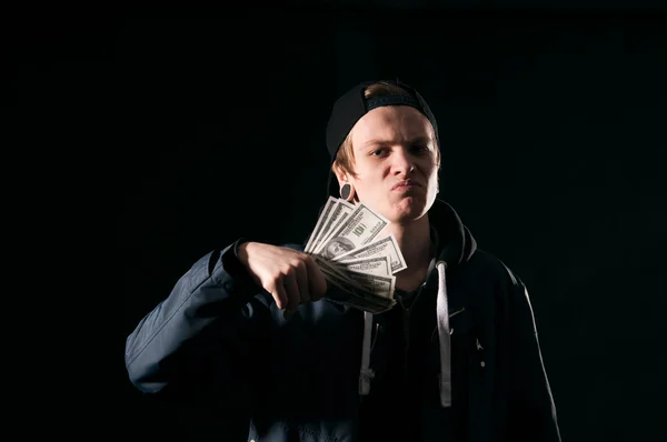Genç adam onun elinde para ile — Stok fotoğraf