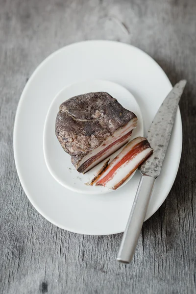 Bacon su un piatto — Foto Stock