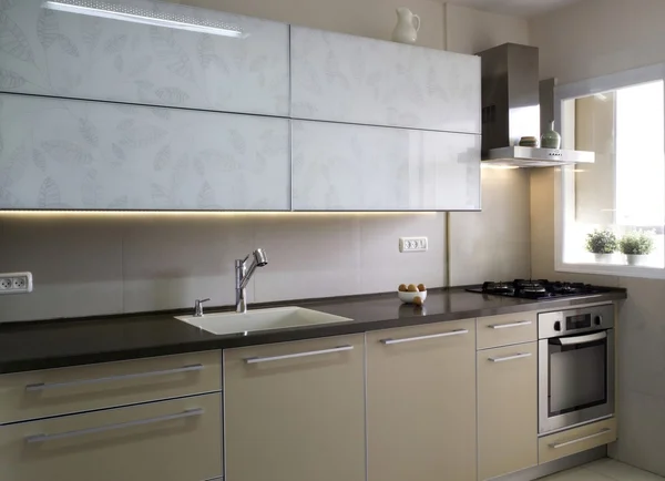 Bej ve krem renklerde modern mutfak