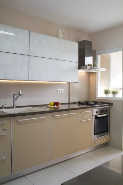 Bej ve krem renklerde modern mutfak