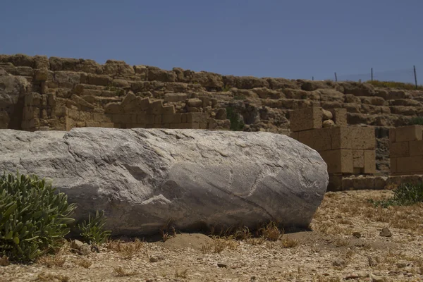 Antika marmor kolumn från ruiner i Caesarea.Israel — Stockfoto