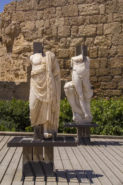 Estatuas antiguas y artefactos marinos en el puerto de Cesarea, Israel — Foto de Stock