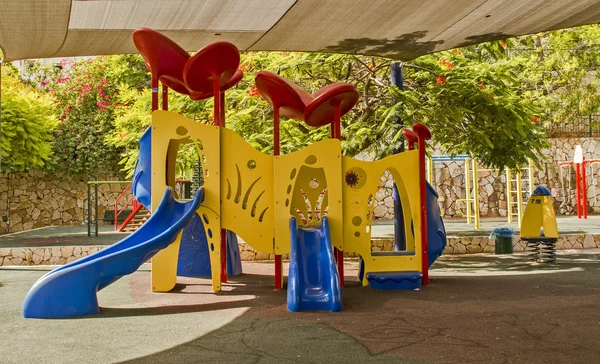 Vacío al aire libre moderno diseño colorido atractivo parque infantil —  Fotos de Stock