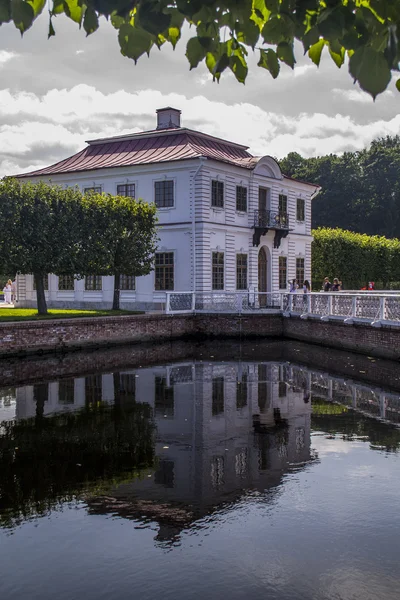 Marly Palace Soldag, Peterhof, Russland – stockfoto