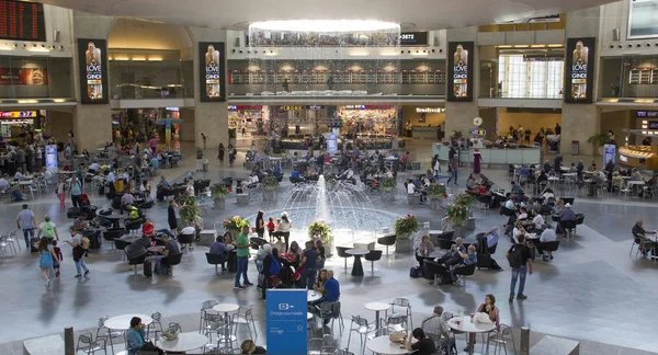 Пассажиры в Терминале 3 аэропорта Бен-Гурион, Израиль. — стоковое фото