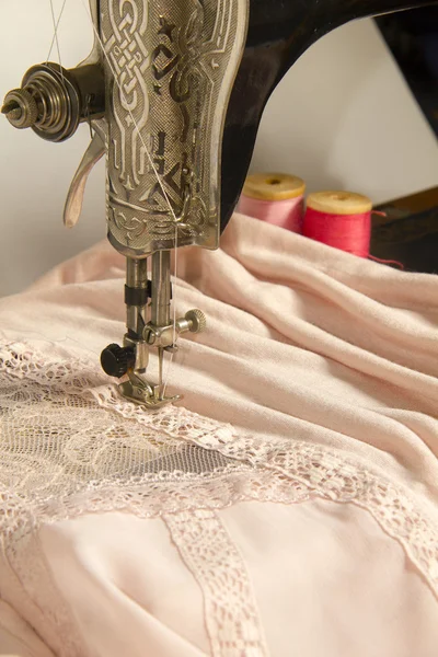 Швейные машины и предметы одежды — стоковое фото