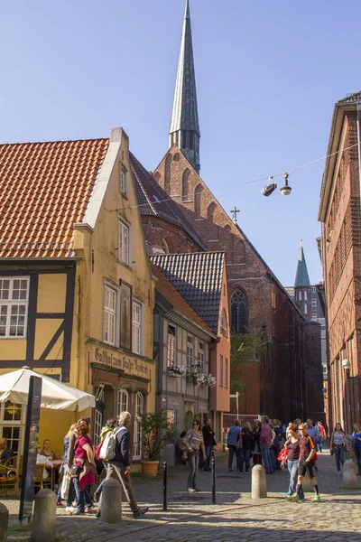 Turisták, a város régi város Hanseatic Bremen, Németország — Stock Fotó