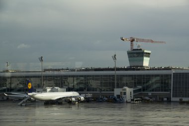 Bir tarafı önlük ve Lufthansa uçak otopark Lufthanza