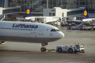 Münih, Almanya - uçak Airbus 340 indi Lufthanza