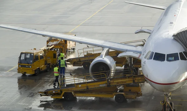 Bir jet uçak Bagaj ve yakıt yüklü.