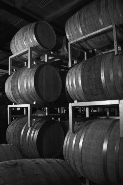 Houten wijn vaten in kelder — Stockfoto