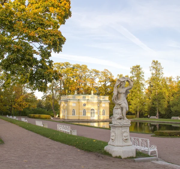 Pavilhão no parque Catherine em Tsarskoe Selo perto de São Petersburgo — Fotografia de Stock