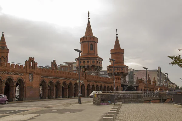 Oberbaum Bridgel i Berlin, Tyskland. — Stockfoto