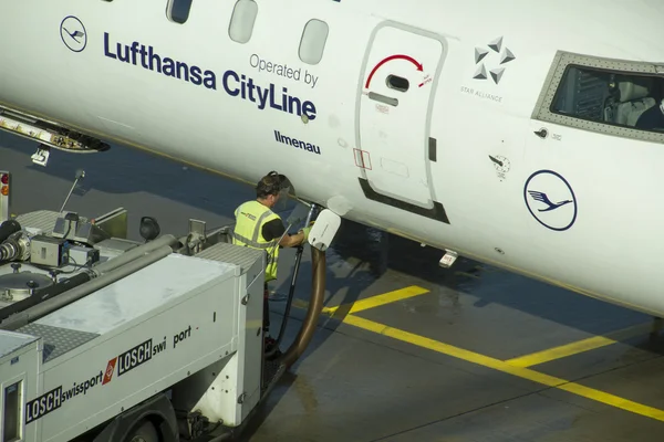 Munich, Germany - October 16, 2014: Ground crew refueling and wo — Stock Photo, Image